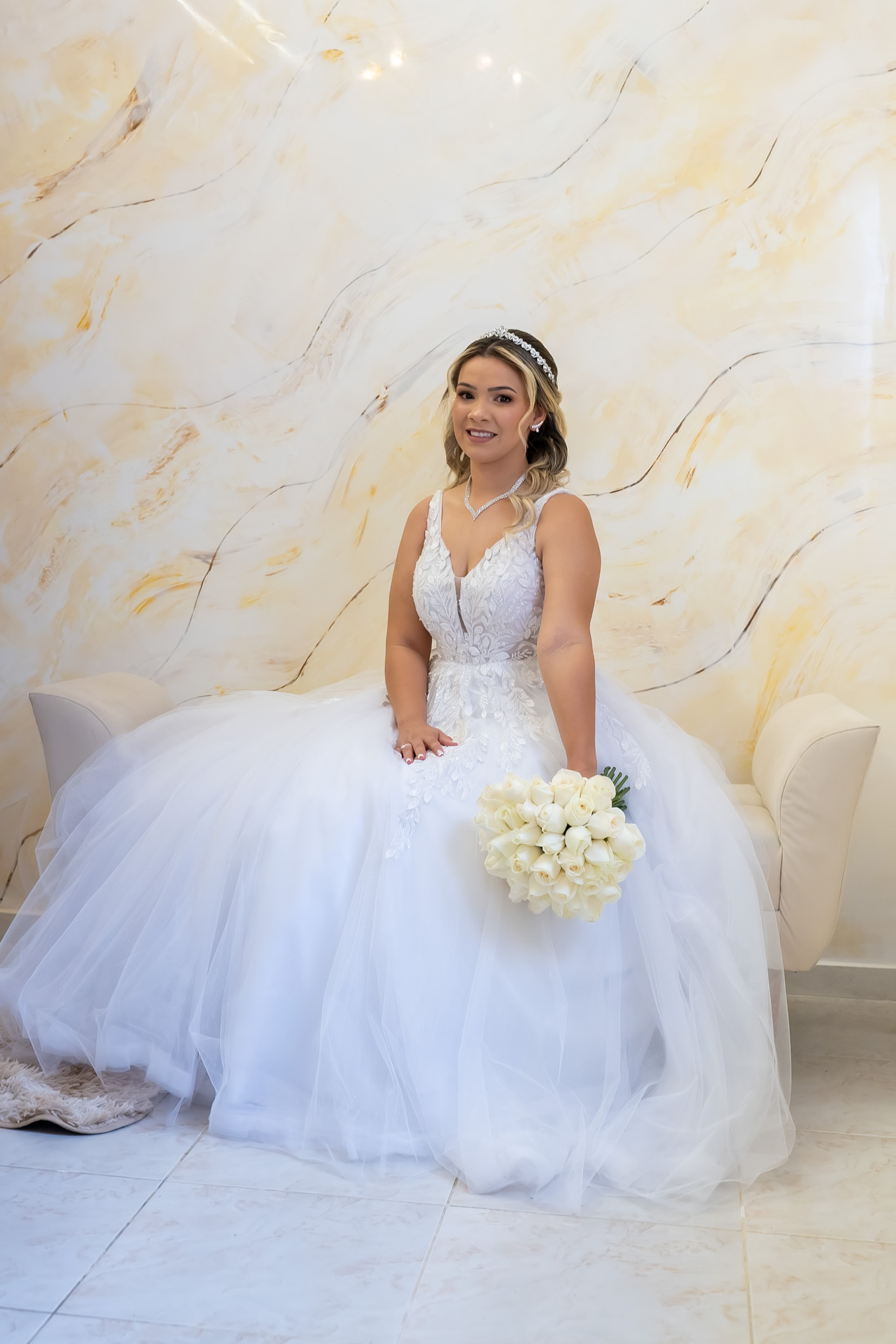 Noiva sentada com o buquê após a produção